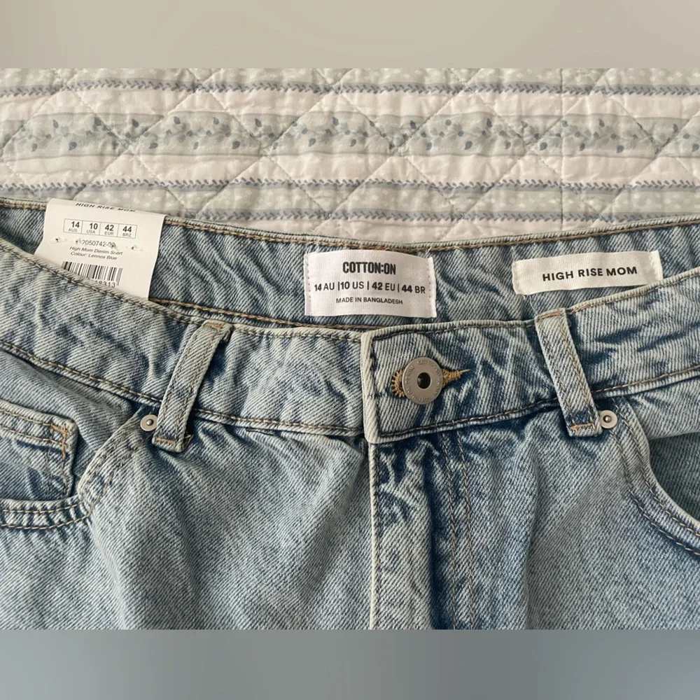Cotton On High Rise Mom Denim shorts- brand NEW with tags - Picture 3 of 4